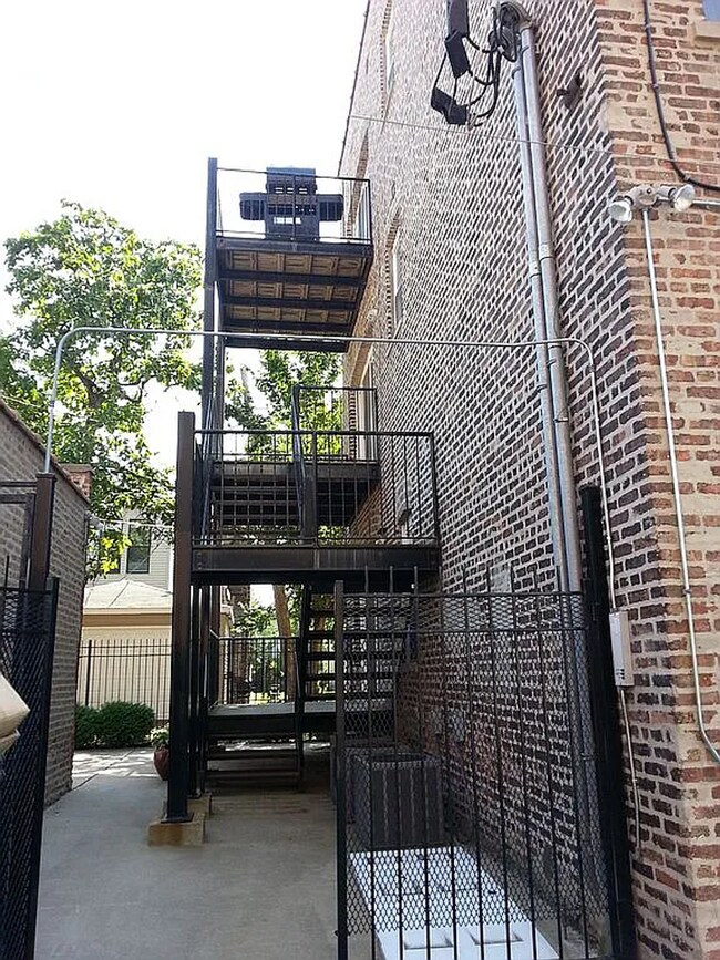Building Photo - MODERN 2 BED/1BATH WITH GARAGE PARKING INCLUDED!