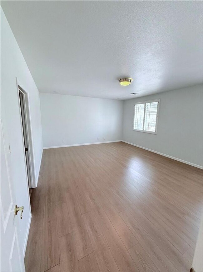 Building Photo - Amazing condominium in gated upscale neigh...