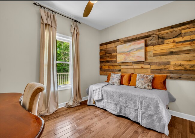 Building Photo - Beautiful 4-bedroom, 2.5-bath riverfront home