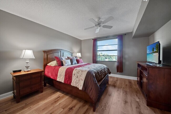 Building Photo - 6121 Balboa Cir