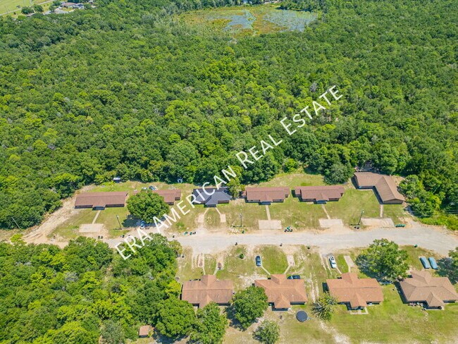 Building Photo - 108 Twin Trees Dr