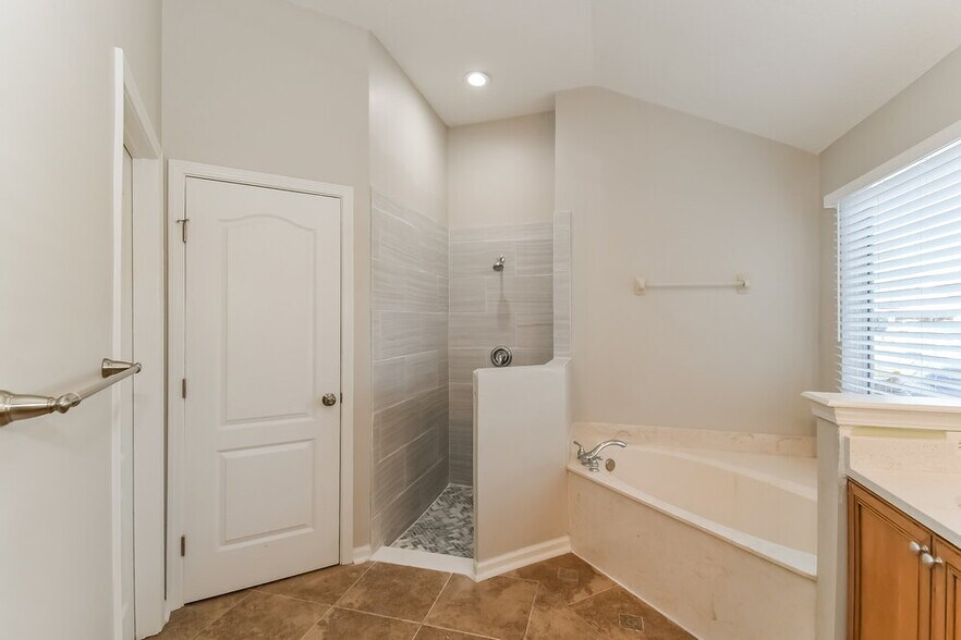 Building Photo - 9202 Redtail Dr