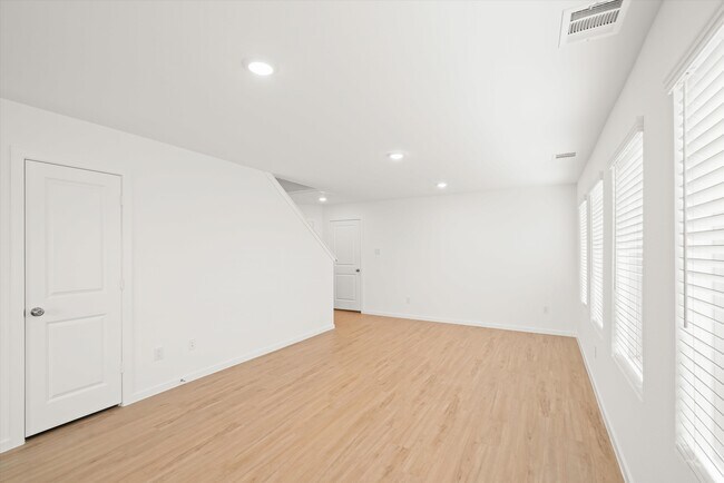 Building Photo - 1522 Windrose Bnd