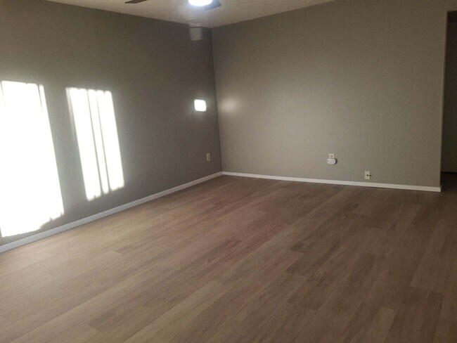 Building Photo - 140 Redbud Dr