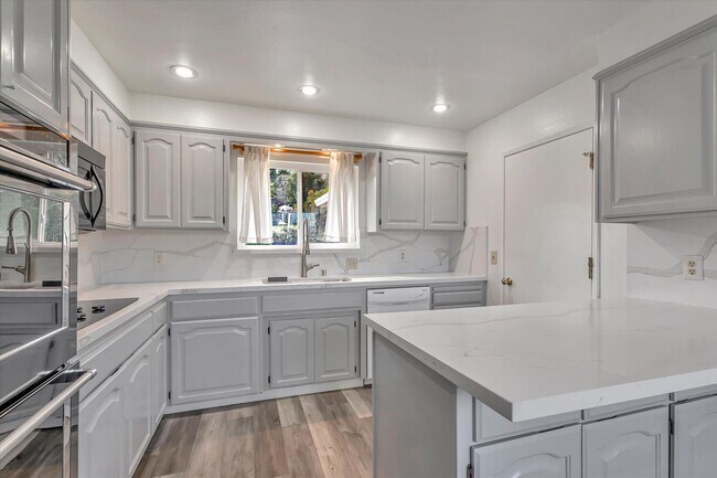 Building Photo - Tri-Level Home in Los Gatos