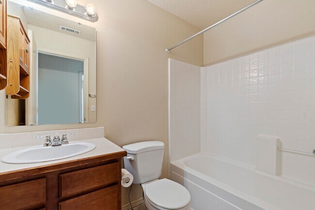 Building Photo - Very Clean 3 Bedroom Home with Community Pool _ Pet Friendly!