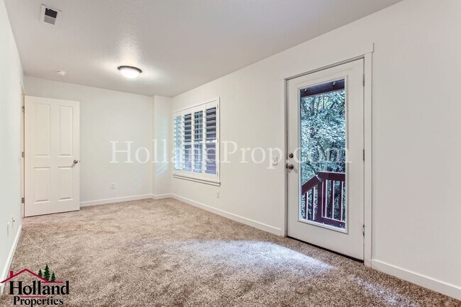 Building Photo - Wonderful 3 Bed 3 Bath Townhouse in  Hillsboro!