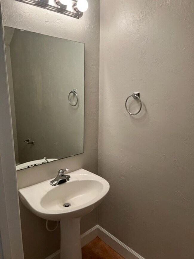 Building Photo - Great Location for this 2 bedroom 2 1/2 bath in Woods Edge South