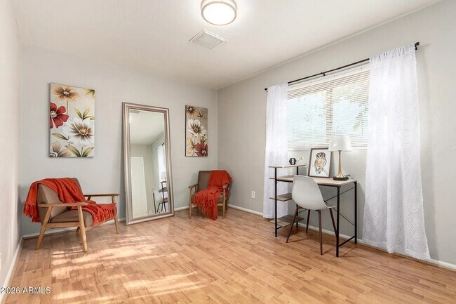 Building Photo - 1412 W 7th Pl