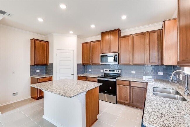 Building Photo - 105 Clematis Ct