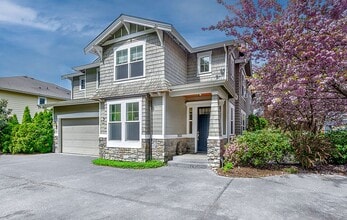 Building Photo - Beautiful Custom Craftsman style home in Kirkland