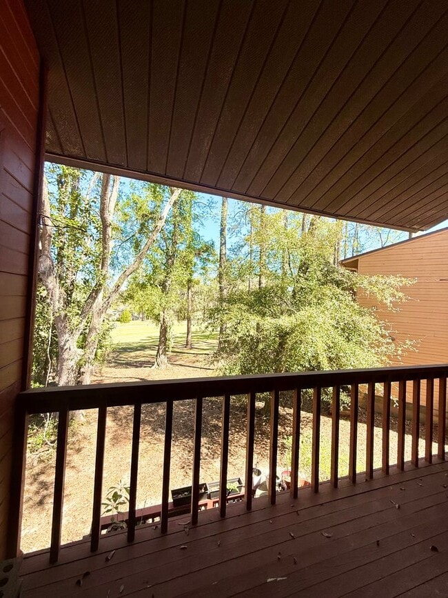 Building Photo - Remodeled!! Close to Shopping, VA Hospital and Hilaman Golf Course!