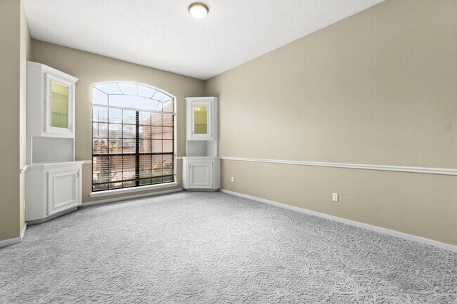 Building Photo - 590 Edgewood Dr