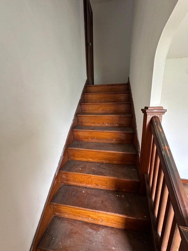 Building Photo - 3 Bedroom Home with Attached Garage