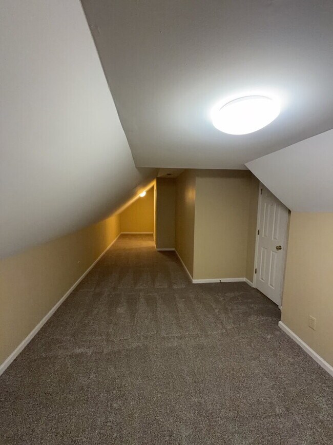 Building Photo - Beautiful 4 Bedroom, 3 Bath Home-211 Bethesda Ct.