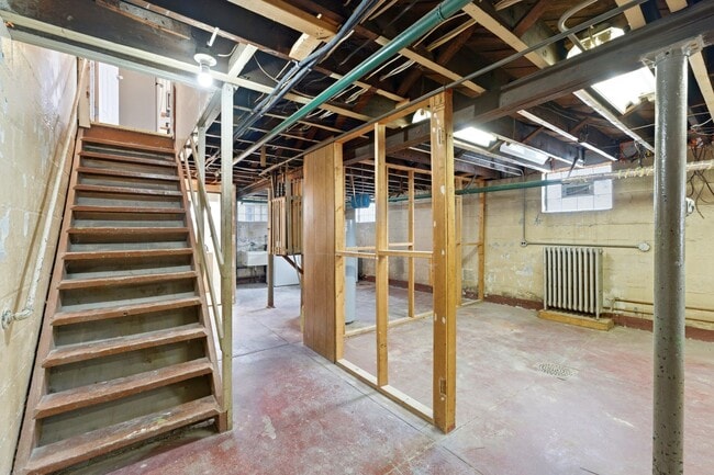 Building Photo - Beautiful, Newly Updated 3 Bedroom/1.5 Bath on quiet street near Pittsburgh's North side. AVAILAB...