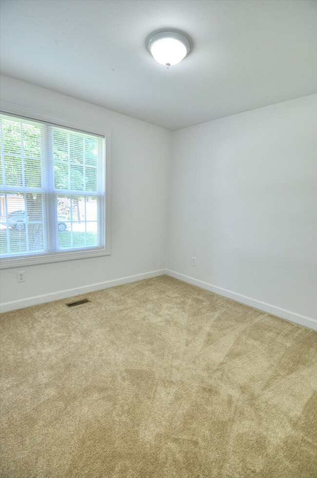Building Photo - Three Bedroom House in Hillsborough - Avai...