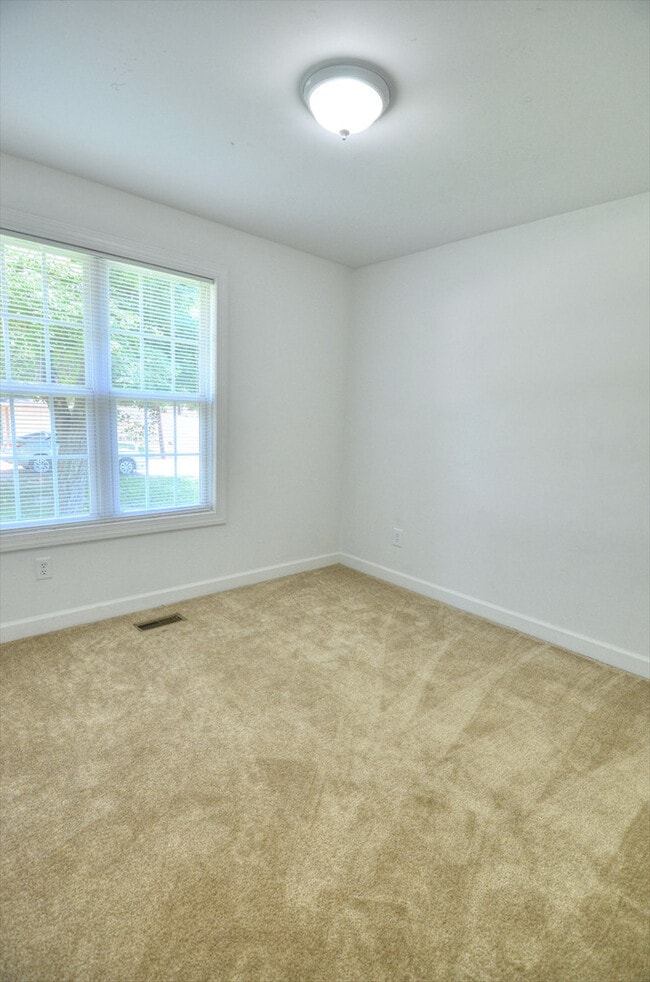 Building Photo - Three Bedroom House in Hillsborough - Available August 8th!