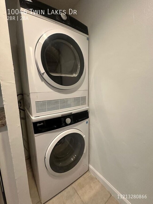 Building Photo - 10046 Twin Lakes Dr