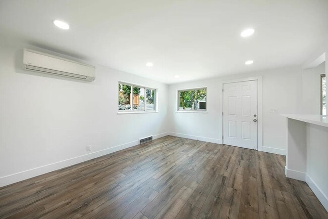 Building Photo - 3bd/2ba Seattle Home