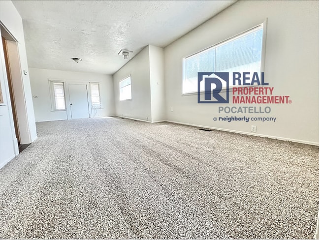 Building Photo - Beautiful Large 2 Bedroom 2 Bathroom Home ...
