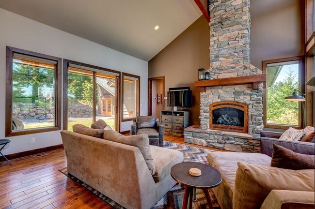 Building Photo - Gorgeous Furnished Home with Mountain Views!