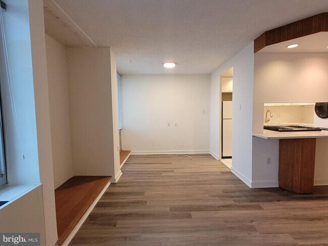 Building Photo - 604 S Washington Square