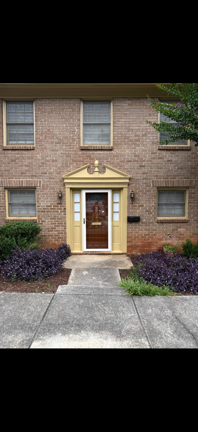 Building Photo - 3302 York Pl
