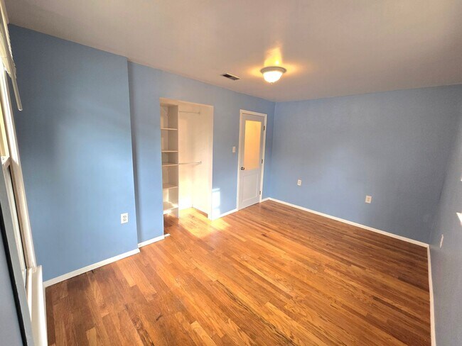 Building Photo - Spacious Five Bedroom