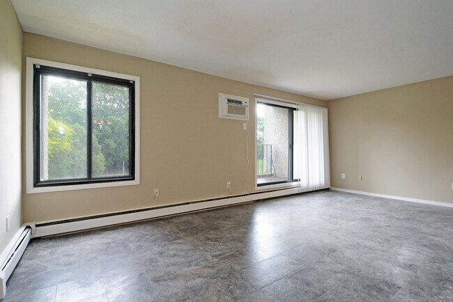 Building Photo - Spacious 3-Bed 1-Bath Condo For Rent in Ea...