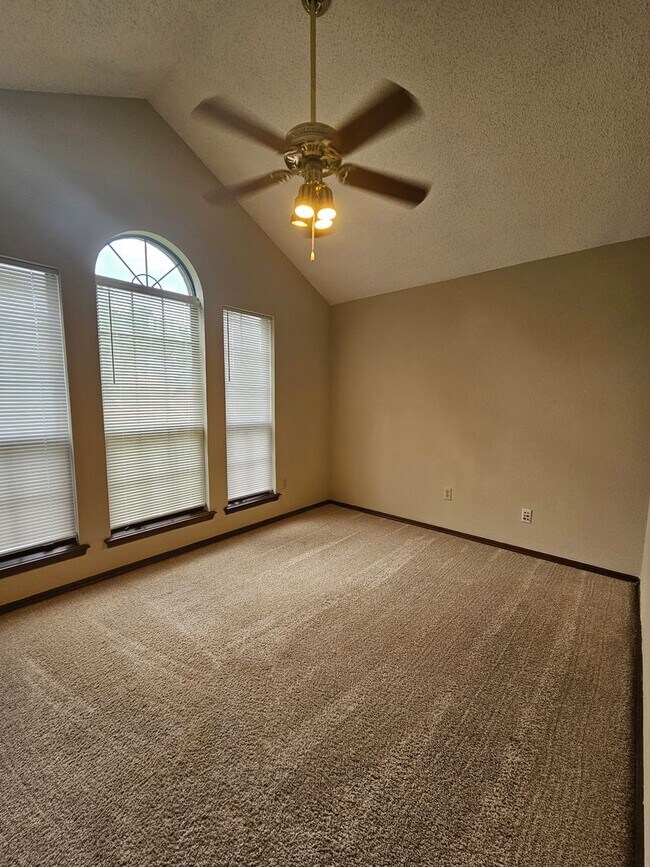 Building Photo - (3) Bed, (2)Bath Avail NOW! Cambridge Addi...