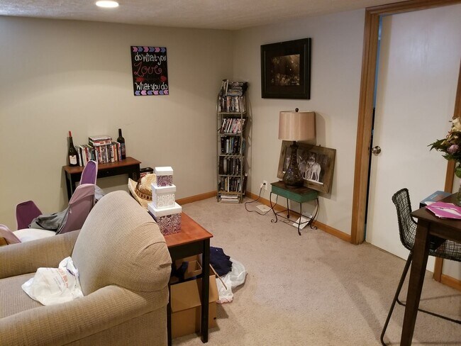 Building Photo - Aksarben/UNO 4 bed 2 bath with gas firepit...