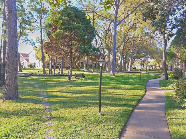 Building Photo - 800 Country Pl Dr