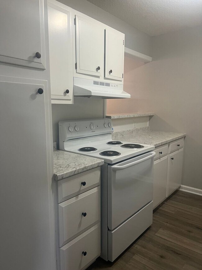 Building Photo - Remodeled Apartment 2 Bed / 1 Bath