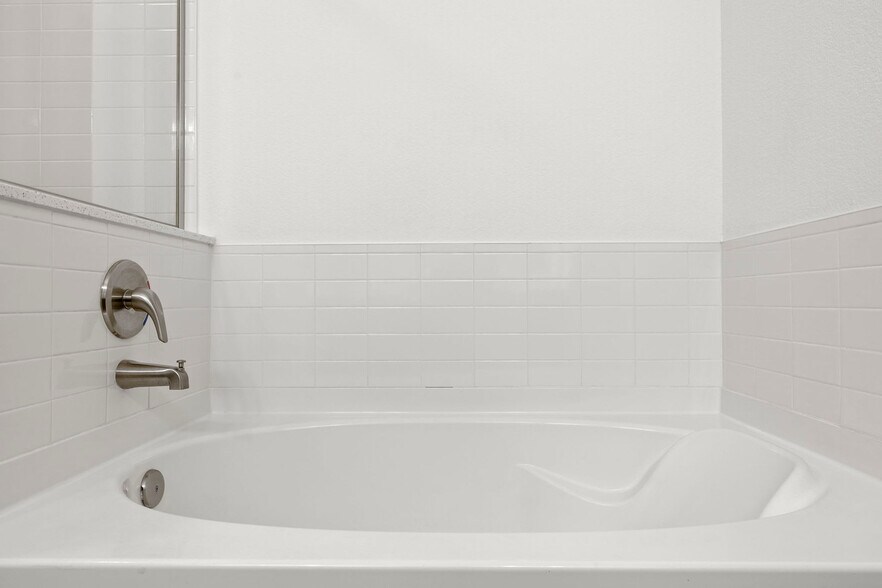 Building Photo - 555 N College Ave