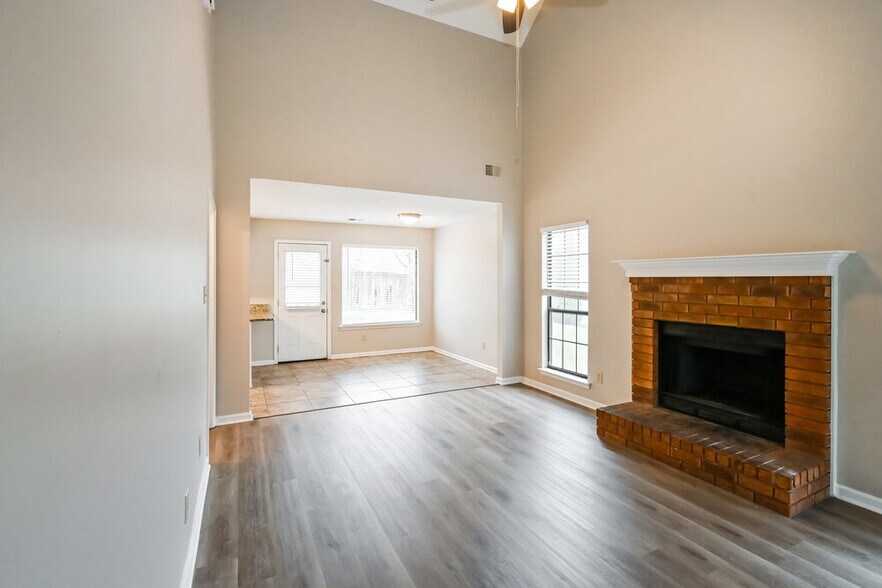 Building Photo - 2811 Maryland Cir E