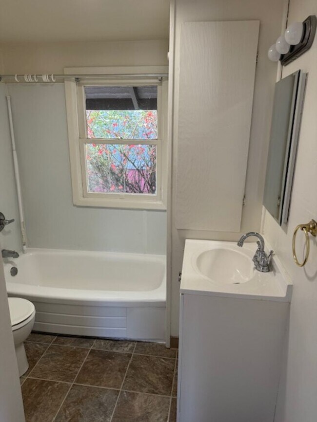 Building Photo - No Security Deposit W/ Rhino! Charming Alb...