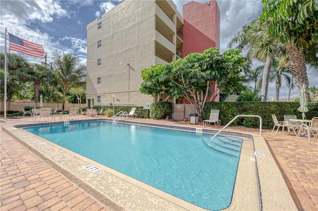 Building Photo - 2400 NE 10th St