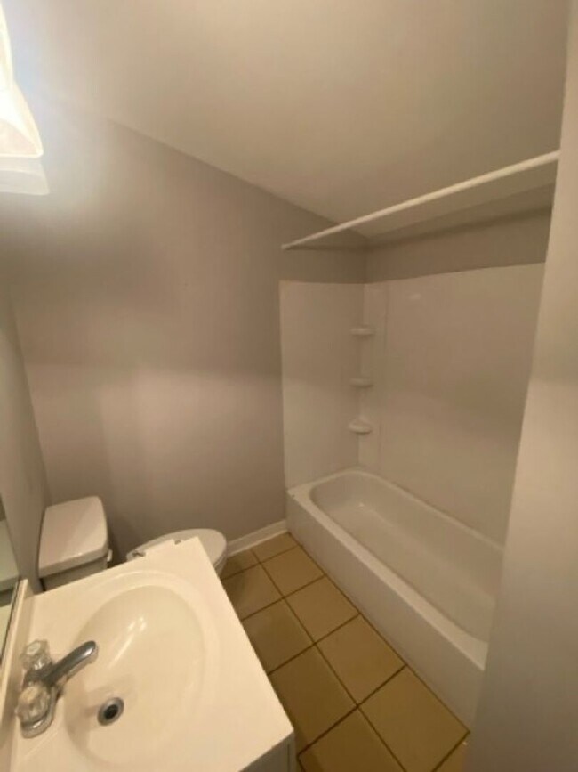 Building Photo - Cute 3 Bedroom Manchester Bungalow