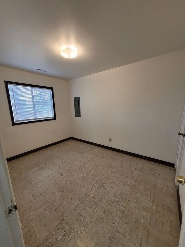 Building Photo - 1222-1224 Vandenberg Ave