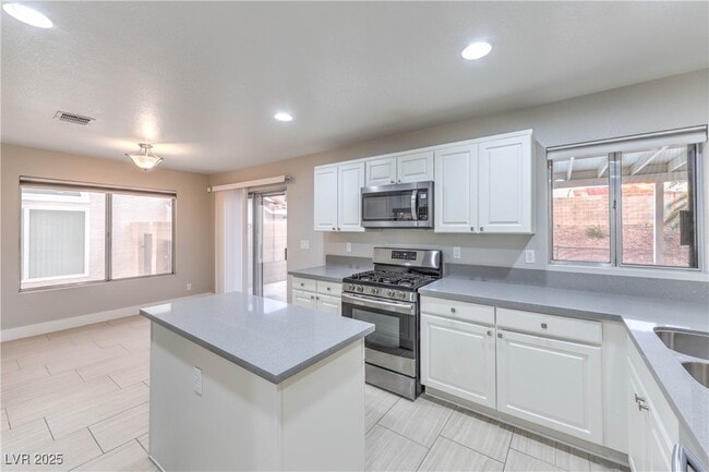 Building Photo - 20 Fantasia Ln