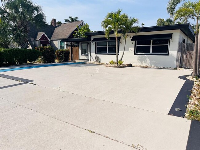 Building Photo - 3208 E Maritana Dr