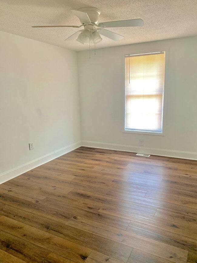 Building Photo - Gorgeous 3 Bedroom Townhouse in King George