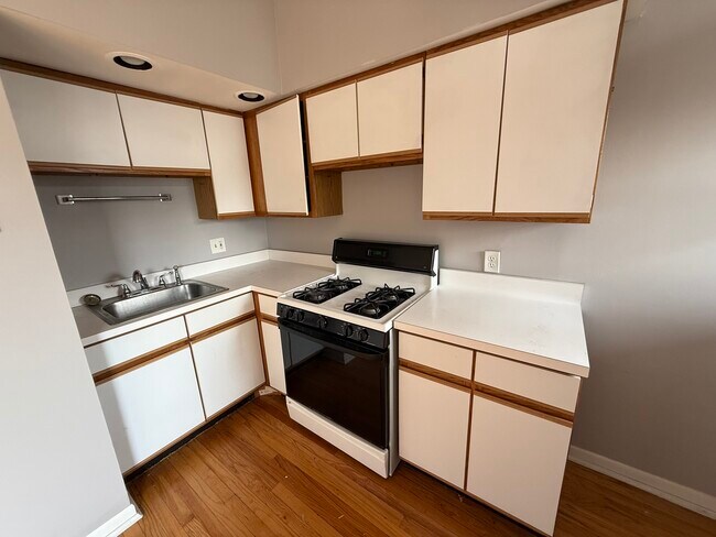 Building Photo - 1333 W Carmen Ave