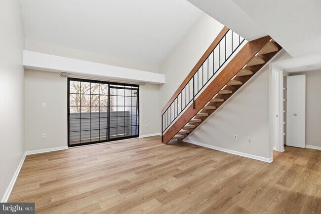 Building Photo - 1647 Carriage House Terrace