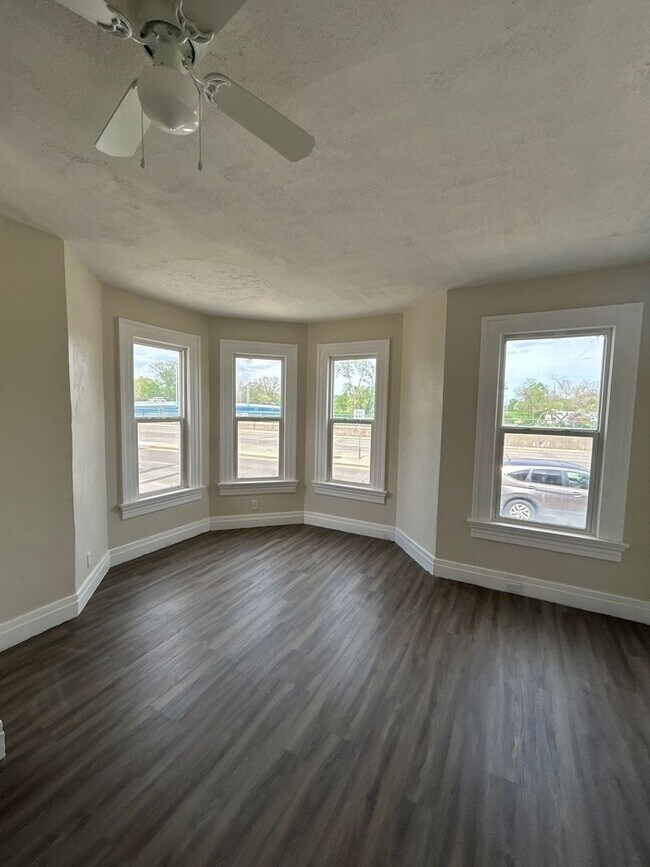 Building Photo - 1121 Riverside Dr