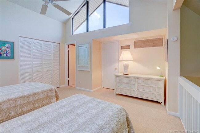 Building Photo - 271 NE Edgewater Dr