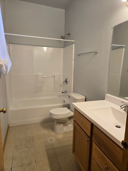 Master Bath - 4015 W Wilcox St