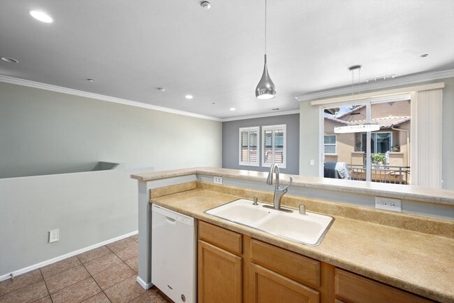 Building Photo - Quiet Home with Stunning Mountain Views