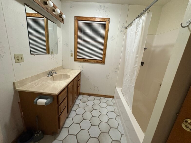 Bath with shower/tub - N8501 Pine Rd